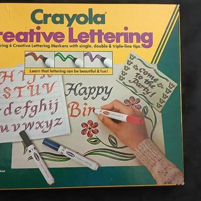 Crayola Creative lettering kit with Crayola markers, Twistables, Mini star playing cards