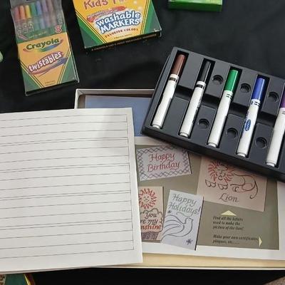Crayola Creative lettering kit with Crayola markers, Twistables, Mini star playing cards