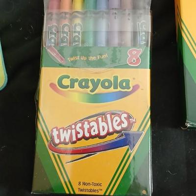 Crayola Creative lettering kit with Crayola markers, Twistables, Mini star playing cards