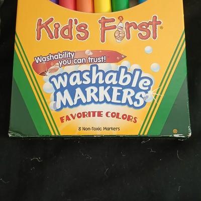 Crayola Creative lettering kit with Crayola markers, Twistables, Mini star playing cards