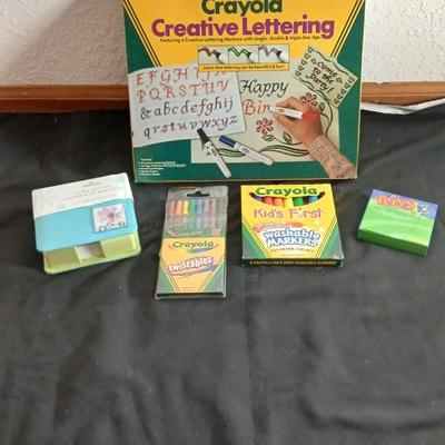 Crayola Creative lettering kit with Crayola markers, Twistables, Mini star playing cards