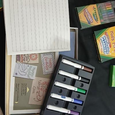 Crayola Creative lettering kit with Crayola markers, Twistables, Mini star playing cards