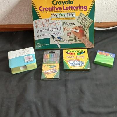 Crayola Creative lettering kit with Crayola markers, Twistables, Mini star playing cards