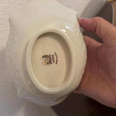 Lot 31 - Lenox Swan Vase Dishes