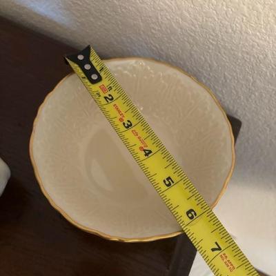 Lot 31 - Lenox Swan Vase Dishes