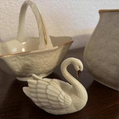 Lot 31 - Lenox Swan Vase Dishes
