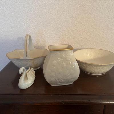 Lot 31 - Lenox Swan Vase Dishes