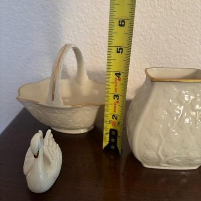 Lot 31 - Lenox Swan Vase Dishes