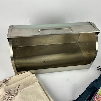 202 New Never Used Zojirushi Bread Machine with Cookbooks and Bread Box