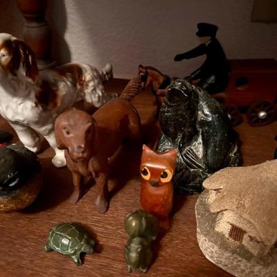 Lot 76 - Shelf of Collectables: Cook Company Art Whale, David Winter Cottages