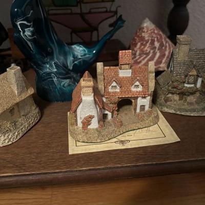 Lot 76 - Shelf of Collectables: Cook Company Art Whale, David Winter Cottages
