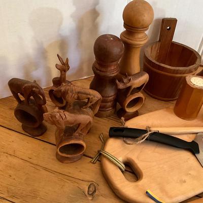 283 Large wooden kitchen accessories lot