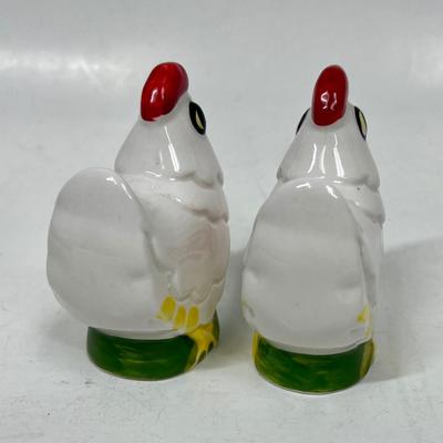 Knott's Berry Farm Chicken Salt & Pepper Shakers Souvenirs white ceramic chicken figurines