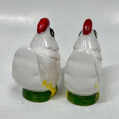 Knott's Berry Farm Chicken Salt & Pepper Shakers Souvenirs white ceramic chicken figurines