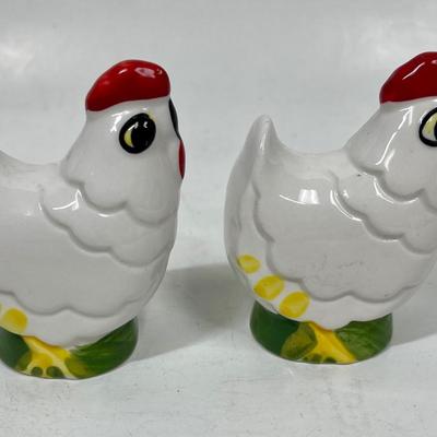 Knott's Berry Farm Chicken Salt & Pepper Shakers Souvenirs white ceramic chicken figurines