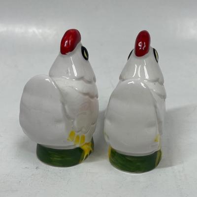 Knott's Berry Farm Chicken Salt & Pepper Shakers Souvenirs white ceramic chicken figurines