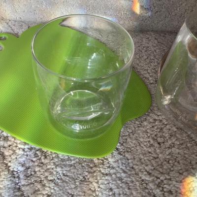 govino plastic glasses with thumb rest -8