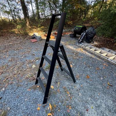 257 Willams & Sonoma Lucano Aluminum Black 4-Step Stepladder