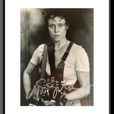 Aliens Sigourney Weaver signed movie photo