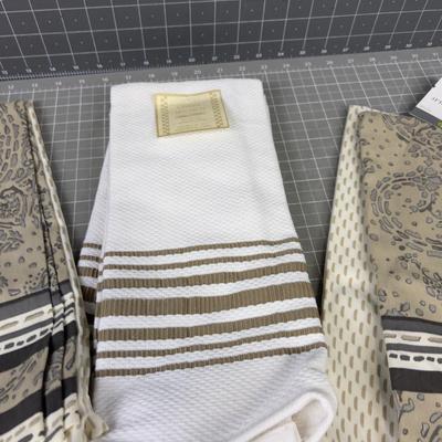 4 Sets of NEW Kitchen Towels 