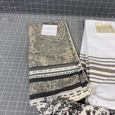 4 Sets of NEW Kitchen Towels 