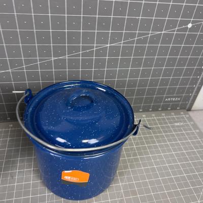 2 GSI Enamel Cook Pots With Lids 