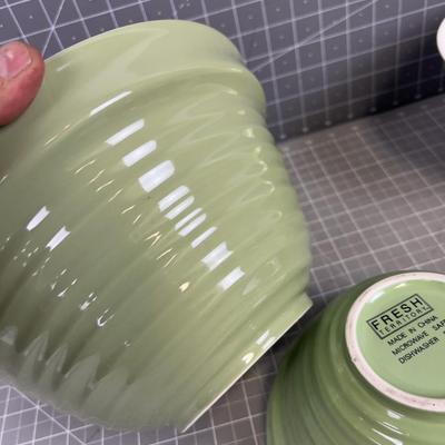 Celery Colored Green NICE Mixing Bowls (3 Bowls Plus Colander =4 Total) 