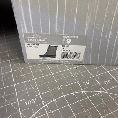 Women's NEW Size 9 Snow Boot