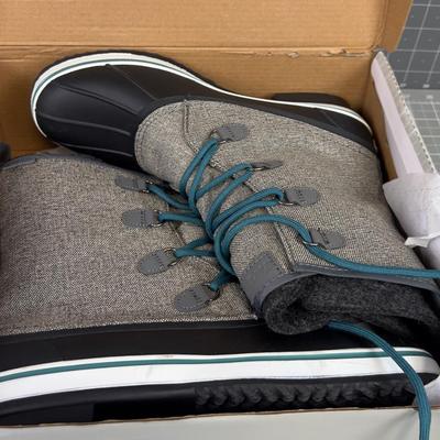 Women's NEW Size 9 Snow Boot