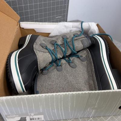 Women's NEW Size 9 Snow Boot