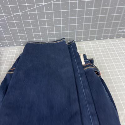 (2) True Religion Mid Rise Skinny Waist is 38 - Black and Blue
