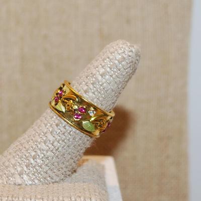 Size 7¾ "Black Hills" Style Gold Infinity Setting Ring with Green Leaves and Clear & Red Stones Band (6.8g)