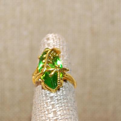 Size 6 "Dragonfly & Branch" Setting Ring with a Long Oval Green Stone on a Gold Tone Band (4.6g)
