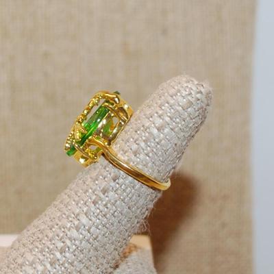 Size 6 "Dragonfly & Branch" Setting Ring with a Long Oval Green Stone on a Gold Tone Band (4.6g)