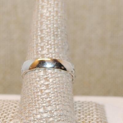 Size 9 Southwestern Style Ring with a Blue Main Stone and Light Blue Bead Surround on a Silver Tone Band (7.5g)