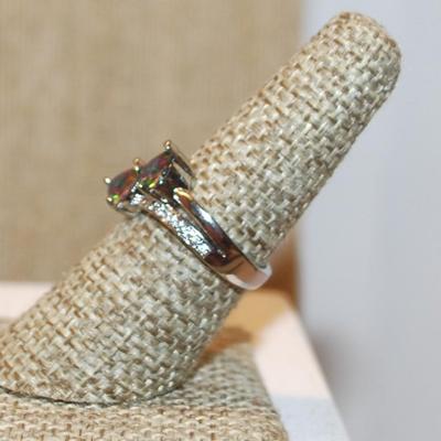 Size 7½ Double Iridescent Blue & Green HEARTS Ring on a Silver Tone Band (3.5g)