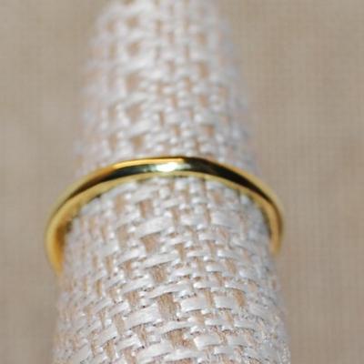 Size 6¾ Square Clear Main Stone Ring with Horizontal Sides with 3 Stones Each on a Gold Tone Band (3.4g)