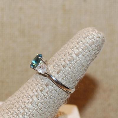 Size 7 Marked .925 Oval Aquamarine Stone with Pear Shaped Clear Side Accent Stones on a Silver Band (2.6g)