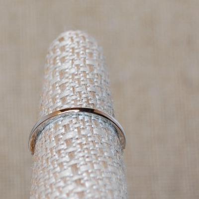 Size 7¼ Oval Iridescent Main Stone Ring with Marquise Style Accent Setting on a Silver Tone Band (3.5g)