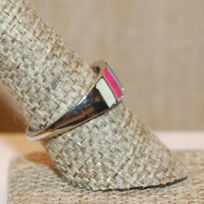 Size 9 Green, Pink and White Enamel Style Ring on a Silver Tone Band (3.6g)