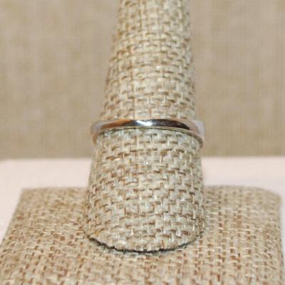 Size 9 Green, Pink and White Enamel Style Ring on a Silver Tone Band (3.6g)