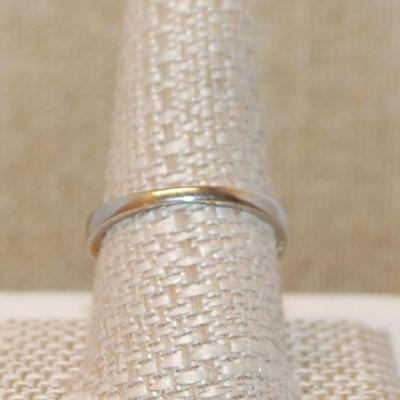 Size 10 Light Purple Oval Main Stone Ring with 8 Purple Side Stone Accents on a Silver Tone Band (4.3g)
