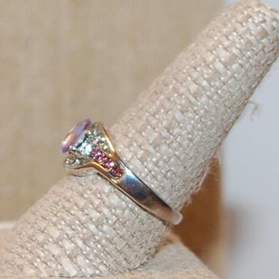 Size 10 Light Purple Oval Main Stone Ring with 8 Purple Side Stone Accents on a Silver Tone Band (4.3g)