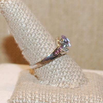 Size 10 Light Purple Oval Main Stone Ring with 8 Purple Side Stone Accents on a Silver Tone Band (4.3g)