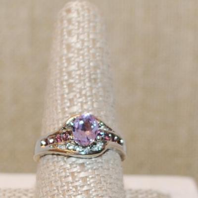 Size 10 Light Purple Oval Main Stone Ring with 8 Purple Side Stone Accents on a Silver Tone Band (4.3g)