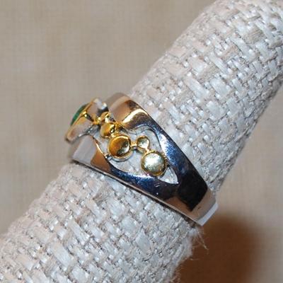 Size 7¼ Marked .925 Green Trillion Cut Main Stone Ring with 2 Tone Accent on a Silver Band (4.2g)