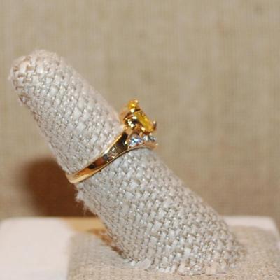 Size 7 Yellow Colored Round Stone Ring with a "V" Clear Stone Accent on a Gold Tone Band (2.6g)