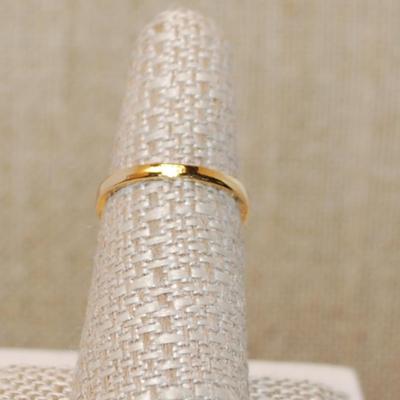 Size 7 Yellow Colored Round Stone Ring with a "V" Clear Stone Accent on a Gold Tone Band (2.6g)