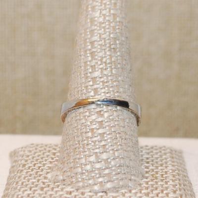 Size 9¾ Pretty Blue Oval Stone Ring with Top & Bottom Clear Stone Accents on a Open Silver Tone Band (4.2g)