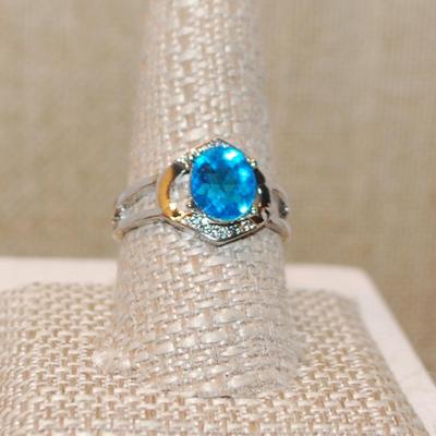 Size 9¾ Pretty Blue Oval Stone Ring with Top & Bottom Clear Stone Accents on a Open Silver Tone Band (4.2g)